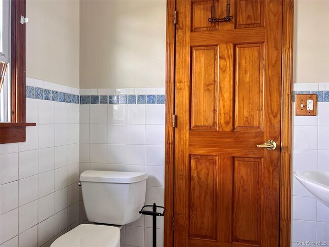 Building Photo - 2 Oak St