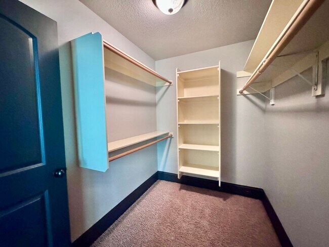 Building Photo - GORGEOUS Townhome...  LOCATION , LOCATION near Peace Health Hospital