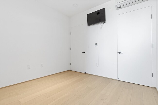 Building Photo - Bright 2 Bed, 2 Bath Condo with Modern Des...