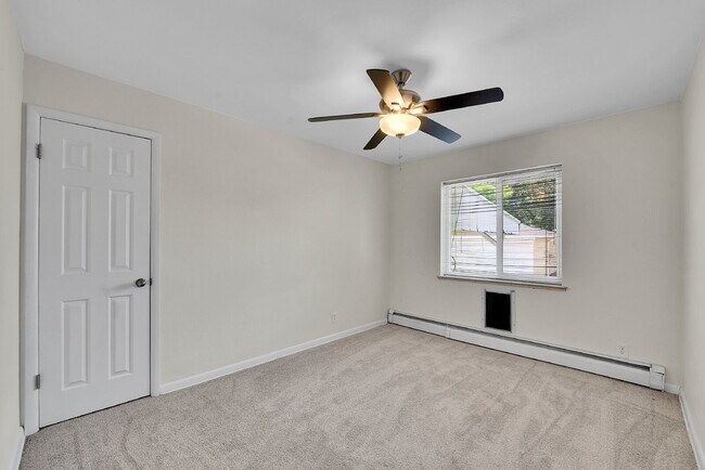 Building Photo - $3,195.00, 5 bed, 2 bath located in Denver