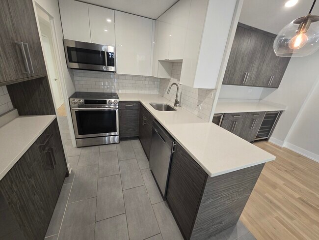 Building Photo - 227 E Walton Pl