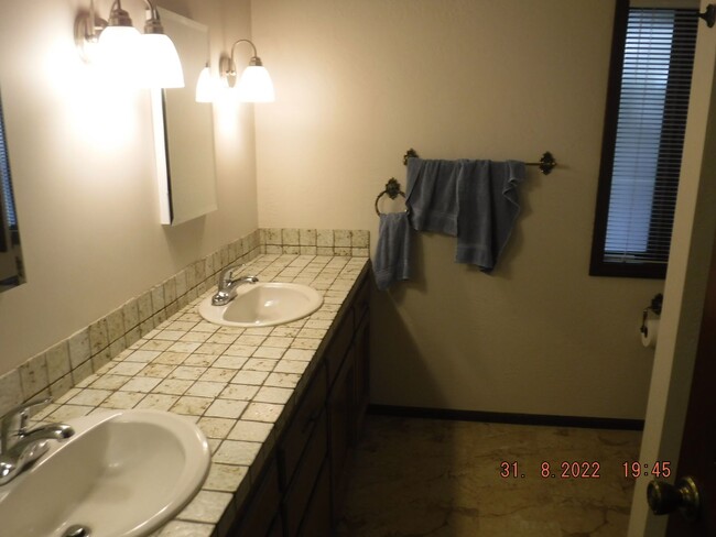 Building Photo - Large 3 Bedroom House