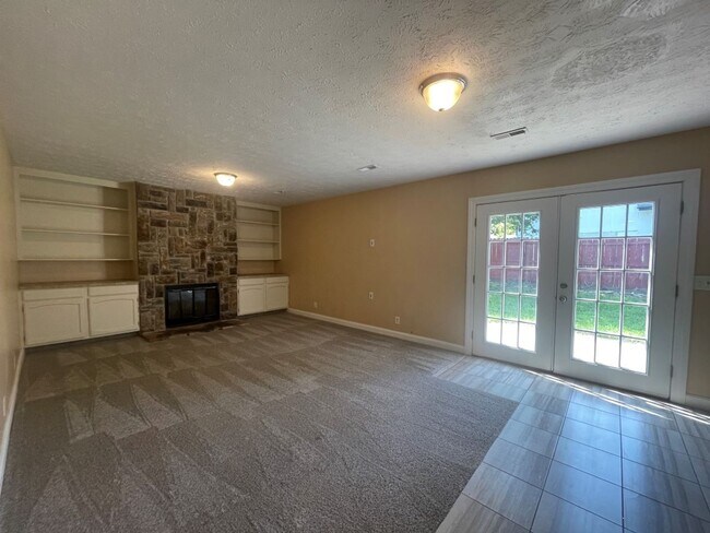 Building Photo - Bellevue Home For Rent!