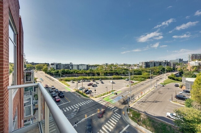 Building Photo - Awesome 1BE/1BA Condo in the Gulch w/2-res...