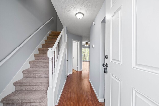 Building Photo - 2 Bedroom Condo For Rent Near Post!
