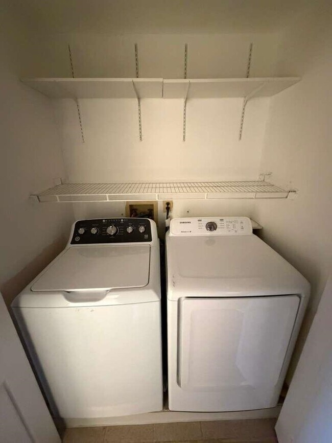 Building Photo - 7 Holly St