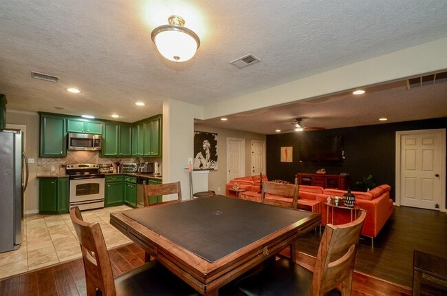 Building Photo - 4315 Fernwood Dr
