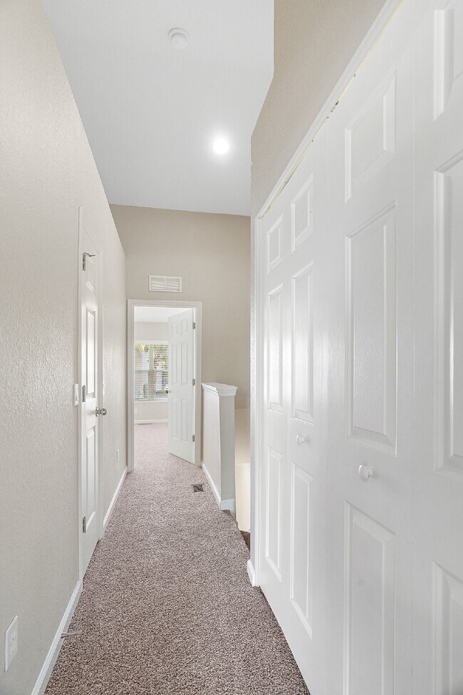 Building Photo - **NEWLY REMODELED ** MAINTENANCE FREE TOWNHOME/ NO APPLICATION FEES**