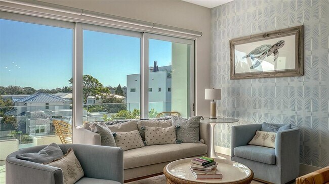 Building Photo - 635 S Orange Ave