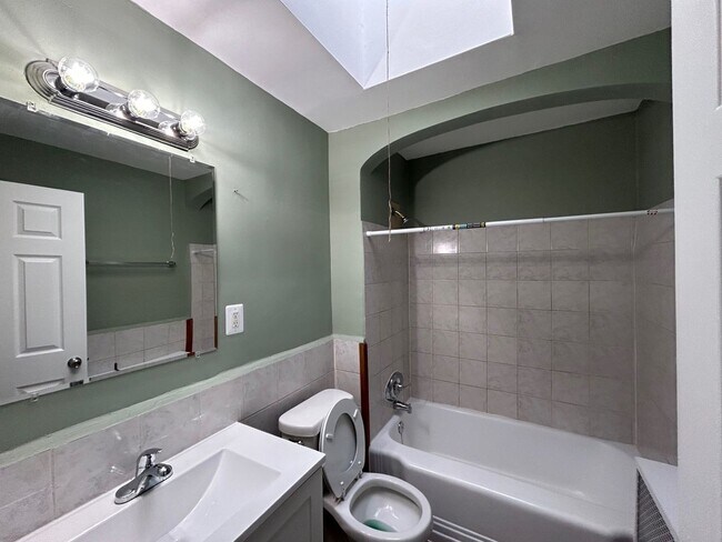 Building Photo - Baltimore - 3 Bedrooms, 2 Bathrooms Available!