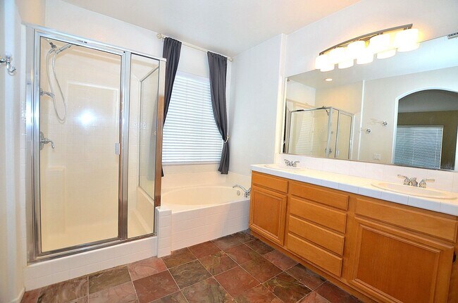 Building Photo - 4Br/3-1/2 bathroom Home