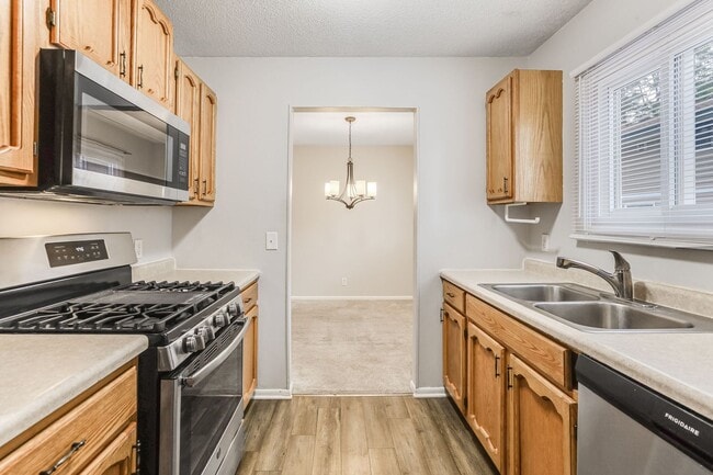 Building Photo - 2 Bedroom Condo in charming Plymouth neigh...