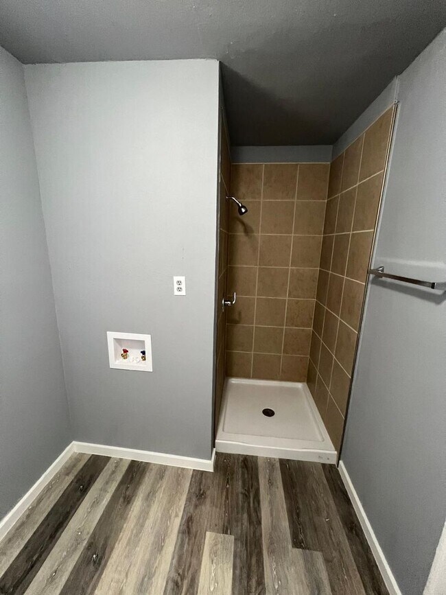 Building Photo - $0 First Month's Rent / $0 Deposit at Move-in