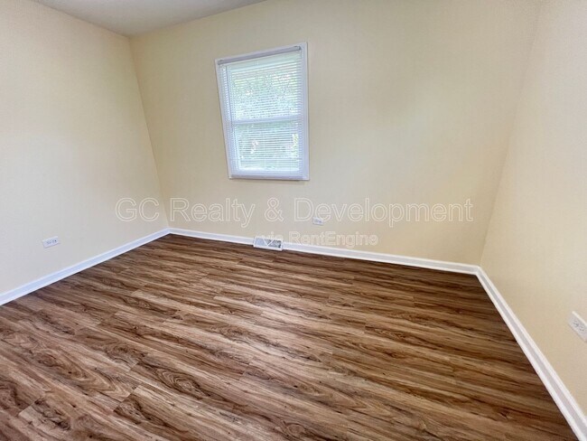 Building Photo - 206 E Center St