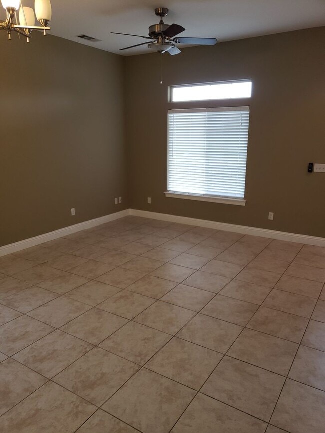 Building Photo - LARGE 3 BED 2 BATH HOUSE IN LAKE CALIFORNIA