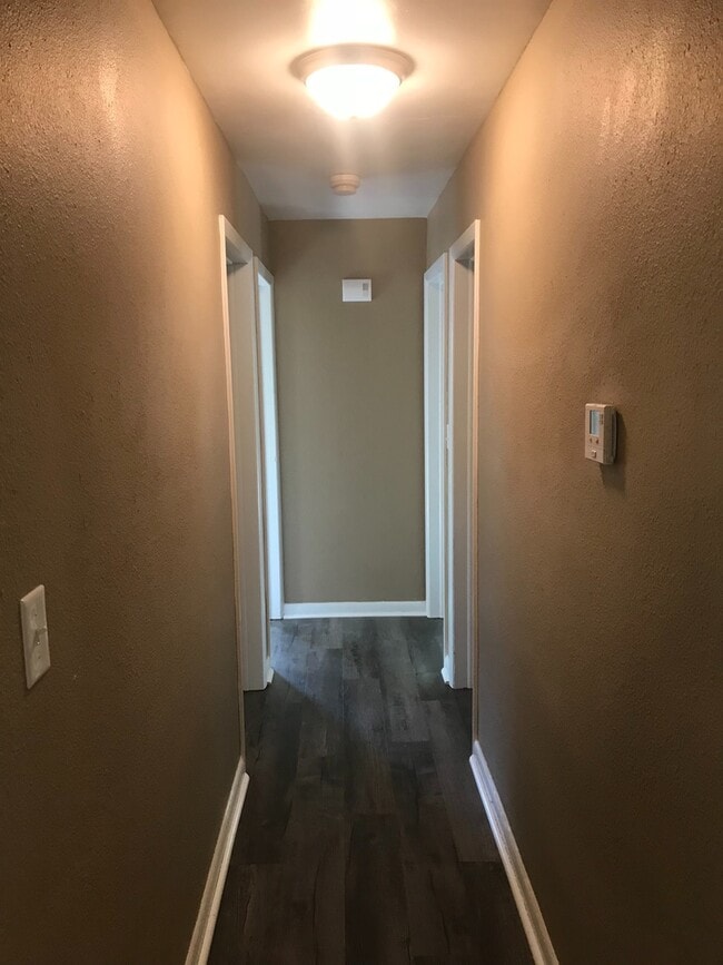 Building Photo - Updated SE Springfield Home -Available Now