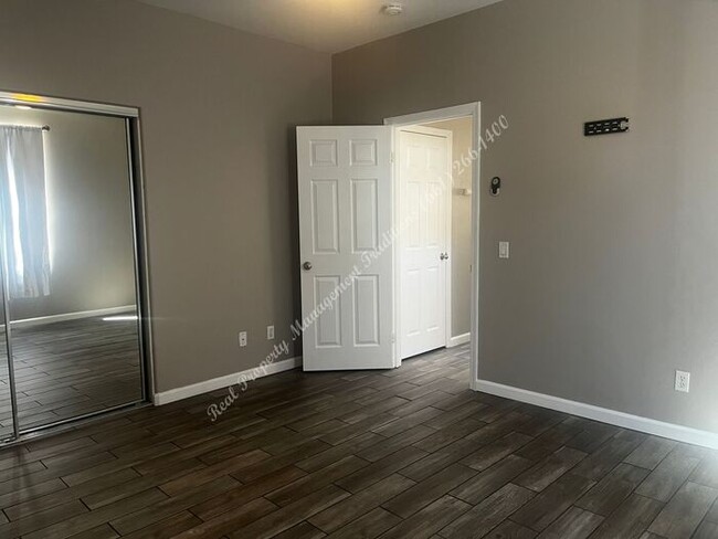 Building Photo - Beautiful Spacious 5 Bedroom Home Located ...