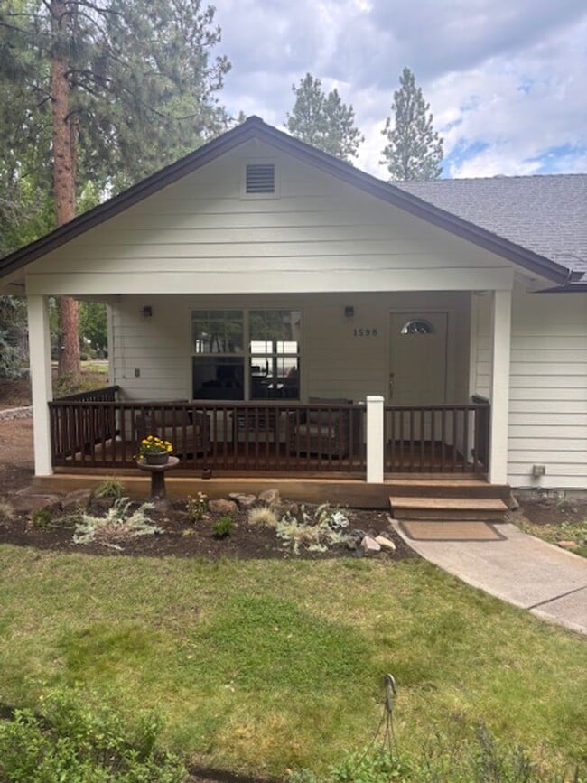 Building Photo - Charming Home, Bend`s West-side, Detached Garage and Bonus Space. Great Location.  Flexible Lease...