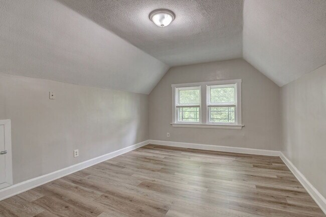 Building Photo - 512 Maple Ave