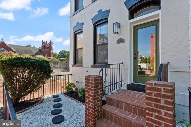 Building Photo - 116 Thomas St NW