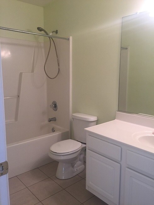 Building Photo - Available NOW - Must See Townhome at Powhatan Place, First floor primary suite!