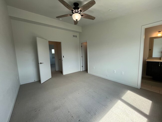 Building Photo - Beautiful Modern Townhouse in North Fort C...