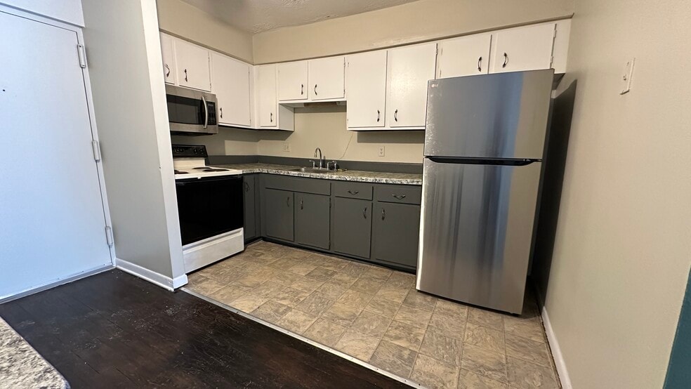 Kitchen with appliances - 581 Crown St