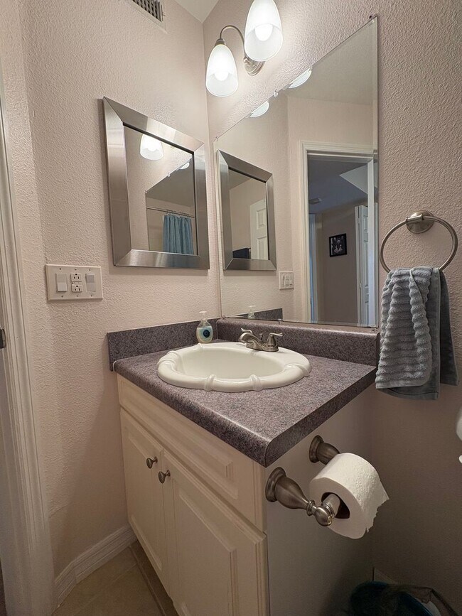 Building Photo - Charming 2BR/2BA Condo in the Heart of Port Charlotte!