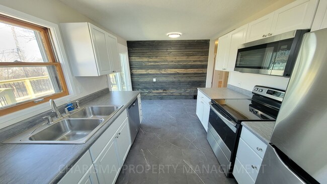 Building Photo - Newly Updated 2 Bedroom, 1.5 Bath House, C...