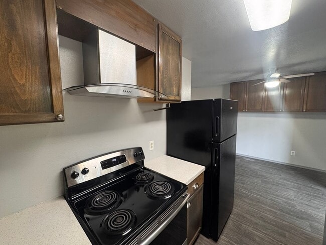 Building Photo - Modern 3-Bedroom Townhome with Garage & Pr...