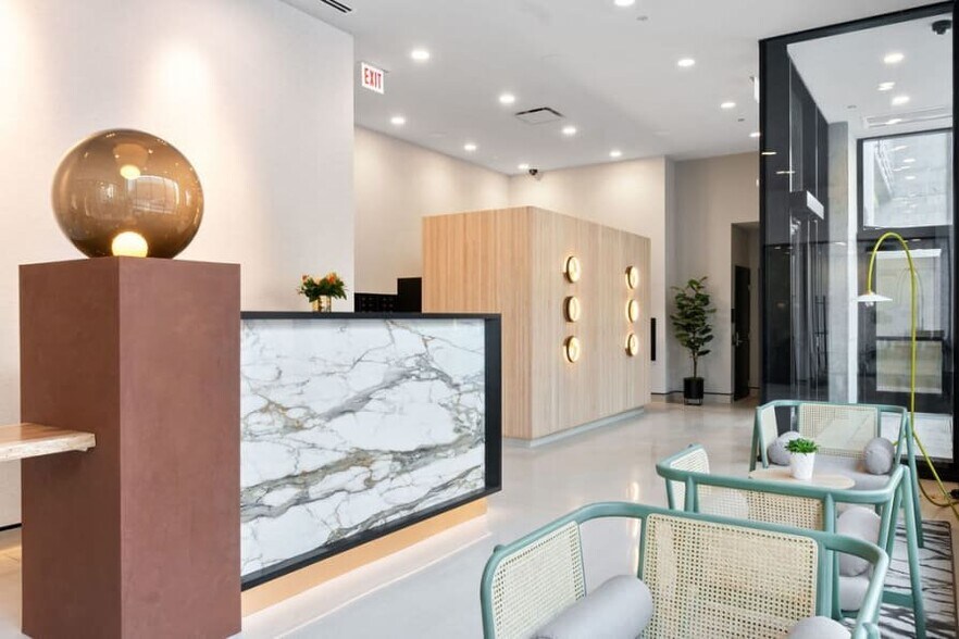 Building Photo - 1122 W Van Buren St