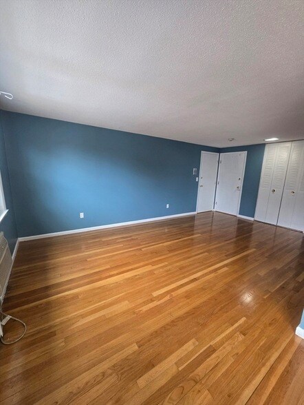 Building Photo - 180 Nesmith St