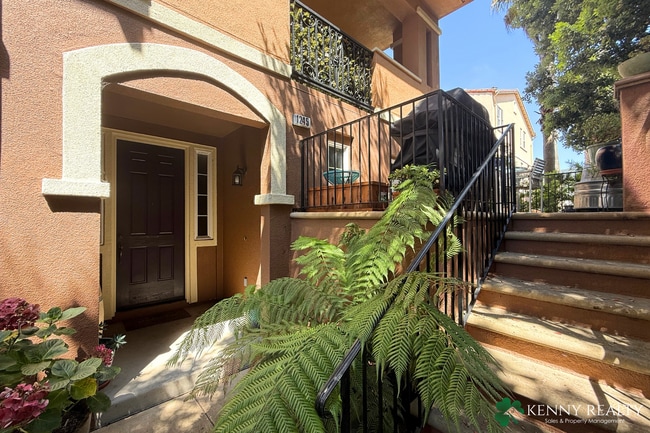 Primary Photo - Spacious 3 bedroom, 2.5 Bathroom Condo w/ ...