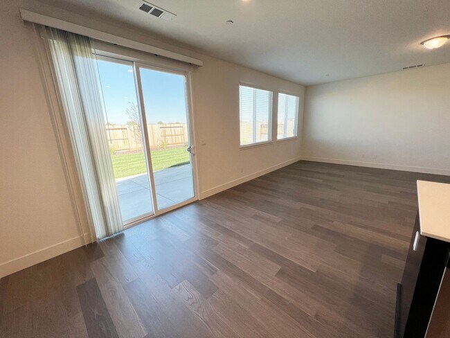 Building Photo - Well maintained 4-bedroom, 2-bathroom home...