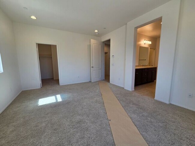 Building Photo - New Listing!