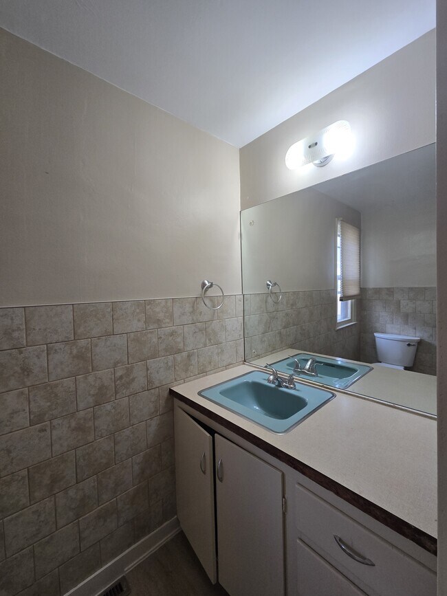 Building Photo - 517 S Vine St