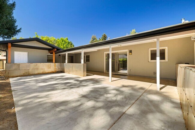 Building Photo - Reburbished 3bd/2ba, 2,275 sq ft home in Coconino Estates close to Hospital, park, downtown Flags...