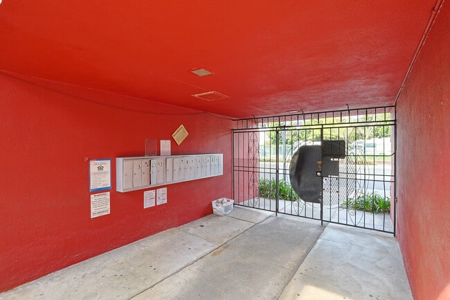 Building Photo - Paul Ling Apartments - Exposition