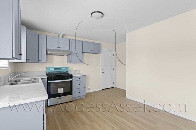 Building Photo - 108 S Lindsay St