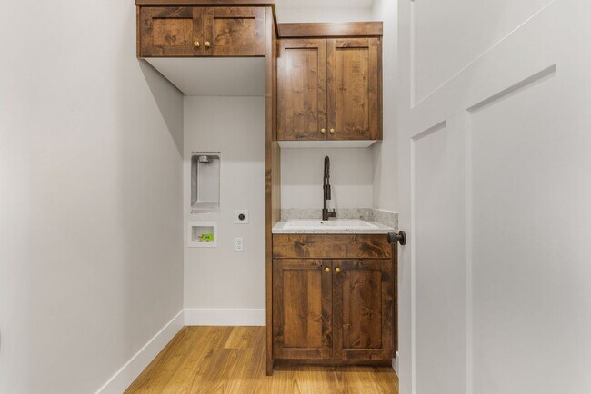 Building Photo - SUGAR CITY TWIN HOME 3 BED 2 FULL BATH - FENCED YARD WITH EX-LARGE 2 STALL GARAGE