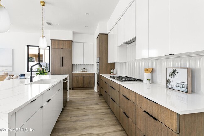 Building Photo - 207 Lora St