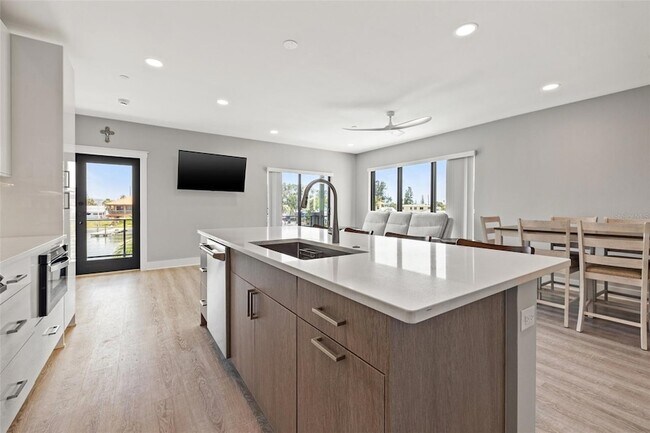 Building Photo - 12400 Capri Cir N