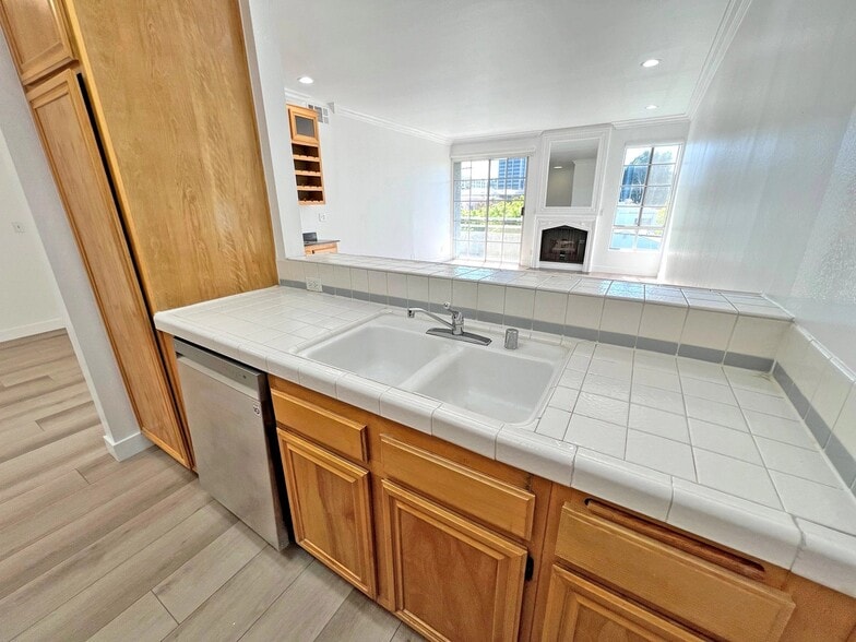 Building Photo - 15507 Moorpark St