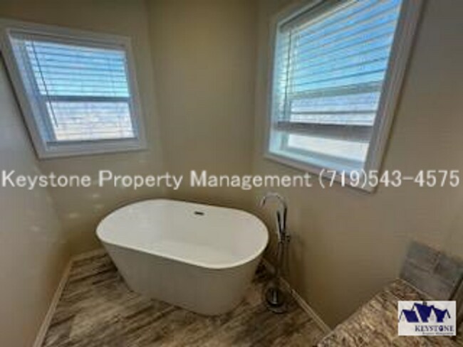 Building Photo - Upscale, Modern 4 Bedroom/2 Bathroom/2 Car...