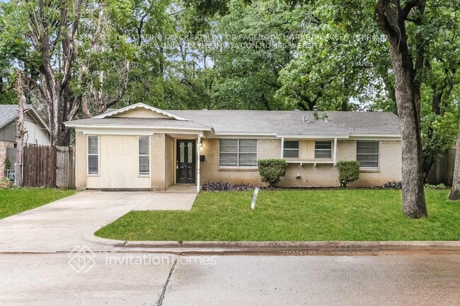 Building Photo - 811 Clover Park Dr