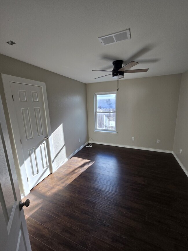 Building Photo - 908 Cooper Ln