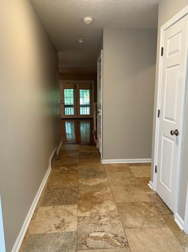 Building Photo - 3505 Lakeside Ct