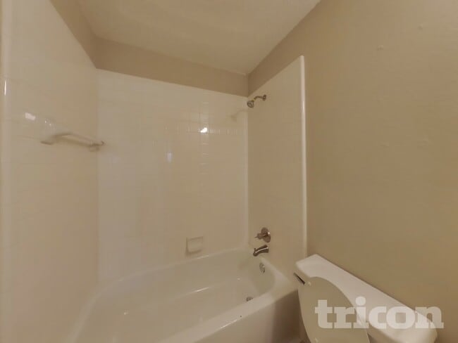 Building Photo - 513 Valley View Dr