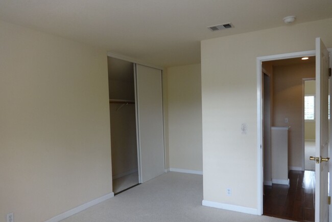 Building Photo - Beautiful Willow Glen 3 Bedroom 2.5 Bath E...