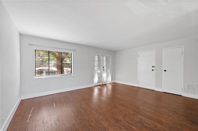 Building Photo - 1370 Chalmette Dr NE